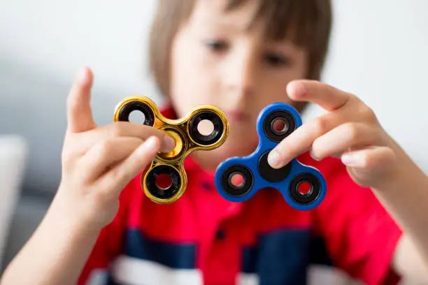 Brinquedo giratório para crianças com autismo
