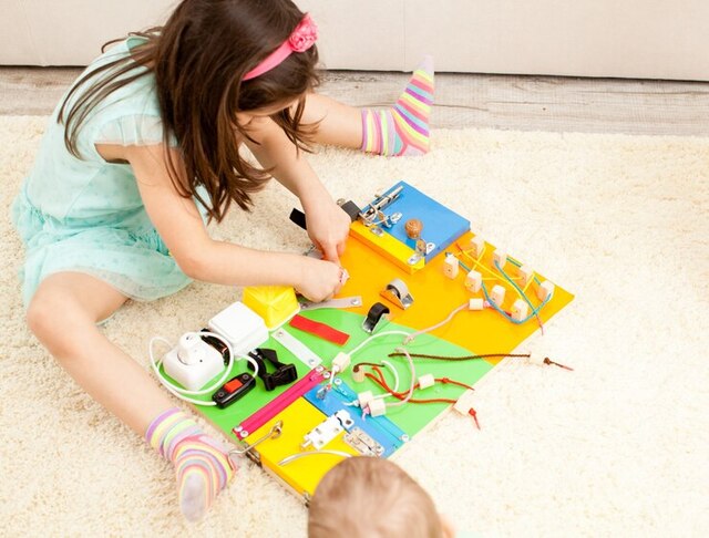 Painel de atividades sensoriais para crianças com autismo leve